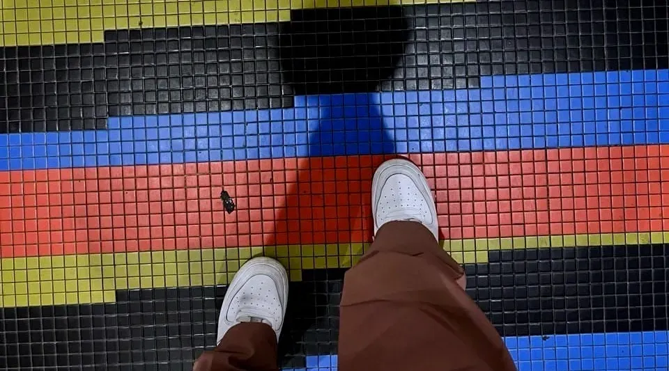 Cromointerferencia de color aditivo. Obra de Carlos Cruz-Diez en el aeropuerto Internacional de Maiquetía Simón Bolívar.