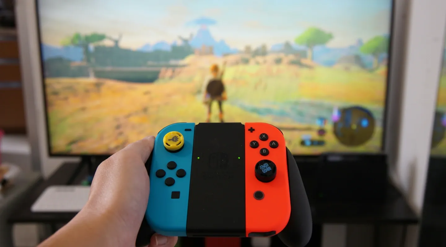 Persona jugando The Legend of Zelda: Tears of the Kingdom en Nintendo Switch.