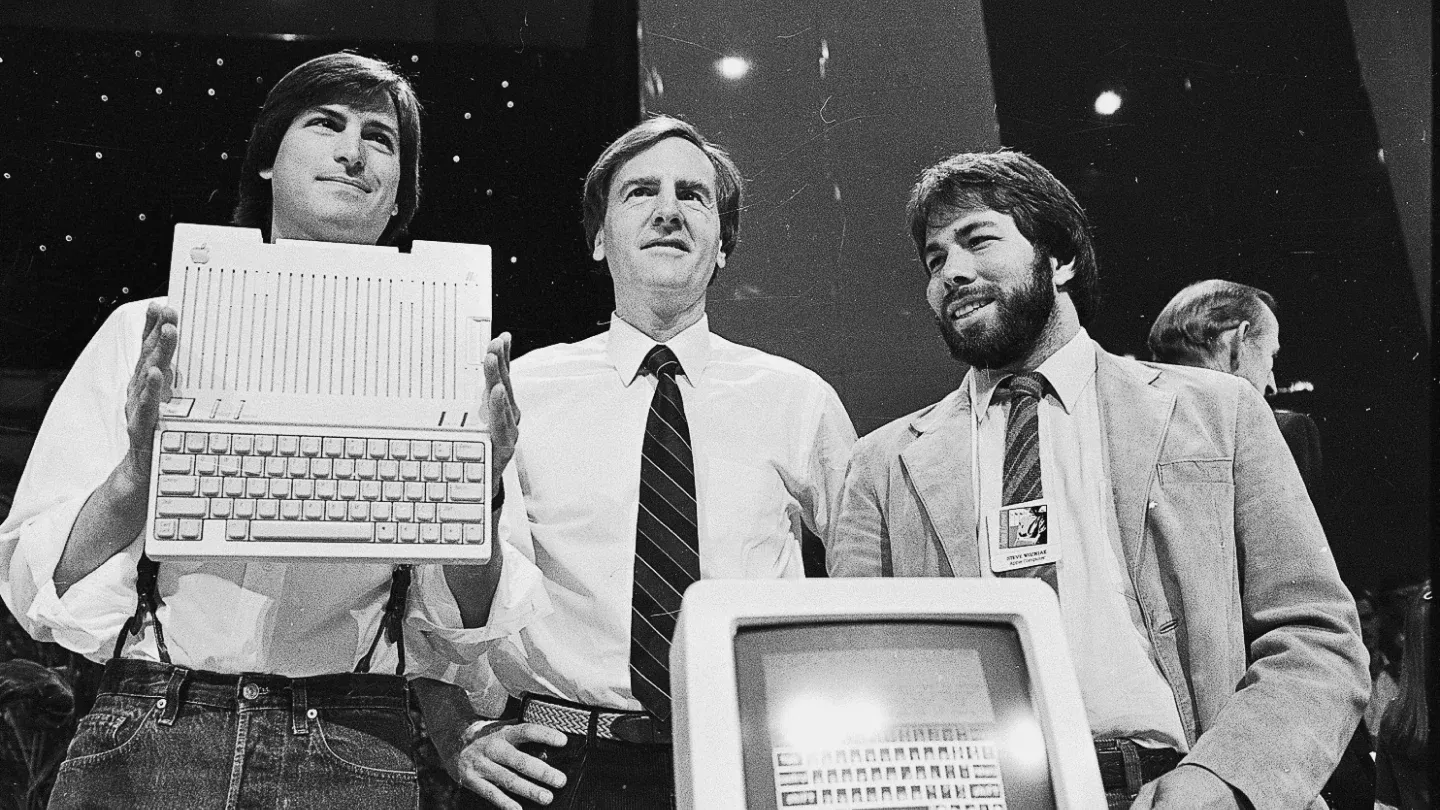 Steve Jobs, John Sculley y Steve Wozniak en un evento de Apple.