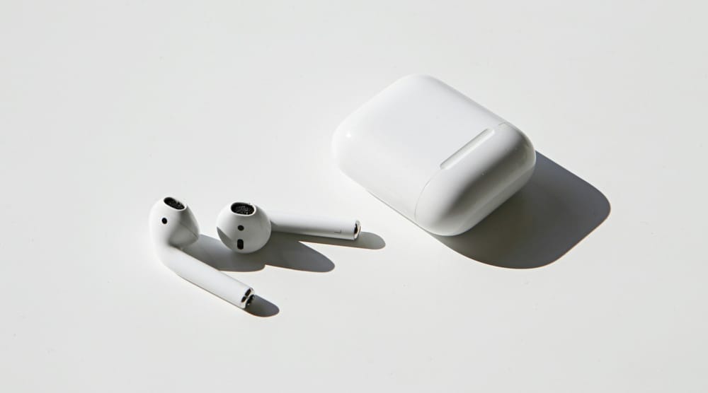 Audífonos Airpods fuera de su estuche.