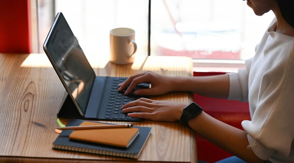 Una mujer estudiando frente a una laptop.